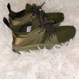 puma sneakers NWOT womens size 8,mens 10